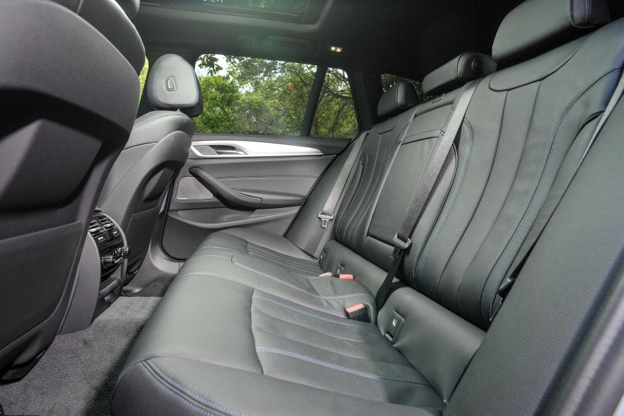 Интерьер BMW 520d Touring M Sport 2017 года  (UK) (фото 12 из 32)